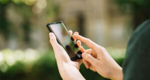 ¿Adiós a TikTok e Instagram en las aulas bonaerenses?