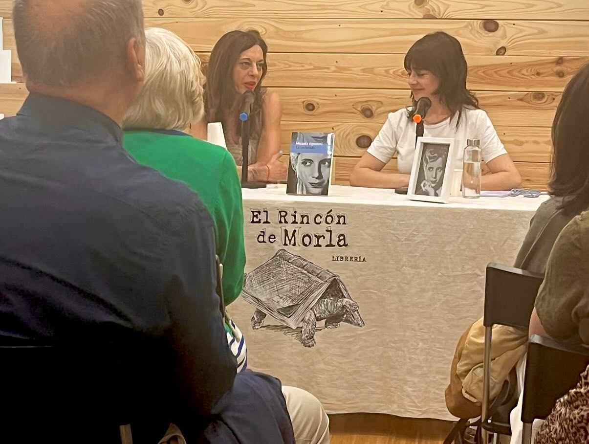 Micaela Agostini cautiva en España con su novela sobre Eva Perón y ...