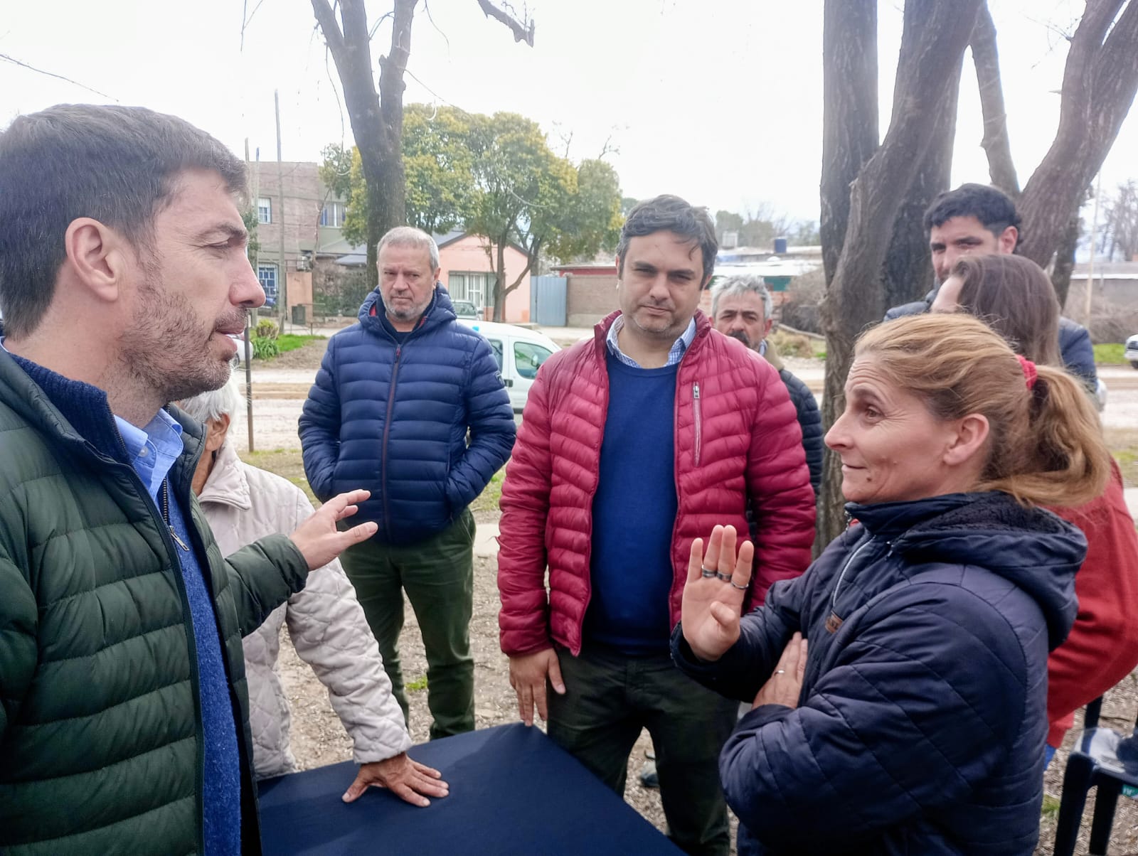 Los vecinos dialogan cara a cara el intendente Juan Ustarroz, este mediodía