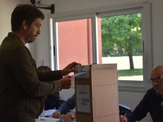 Ustarroz ejerció su voto en una jornada electoral tranquila y destacó la fortaleza de la democracia