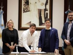 Kicillof firmó con Ustarroz e intendentes contratos de Leasing para adquisición de bienes de capital