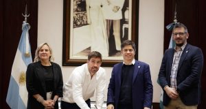 Kicillof firmó con Ustarroz e intendentes contratos de Leasing para adquisición de bienes de capital