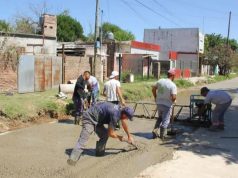 Infraestructura urbana: avanza la pavimentación de la calle 43 con mano de obra local