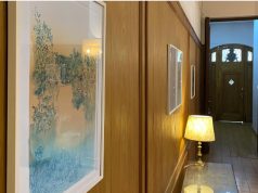 El arte de Marcela Cueto ya habita la Asociación Médica con su muestra «Jardines interiores»