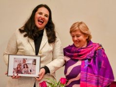 Débora Martinelli presentó su libro «El cáncer no es mala palabra» en la Asociación Médica